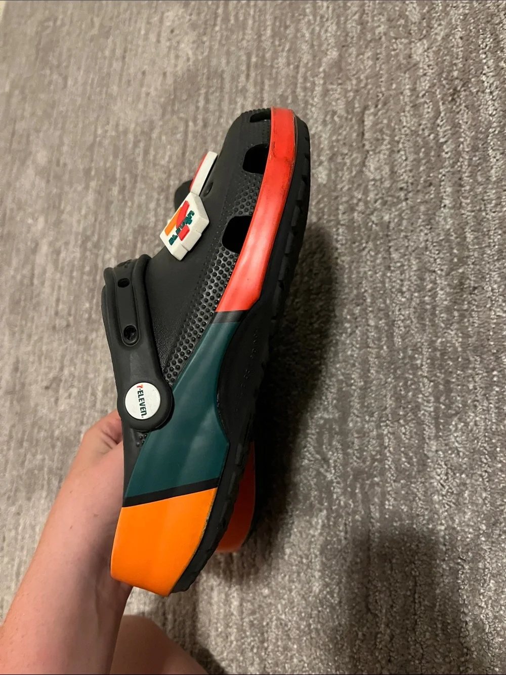 7-eleven CROCS men/woman size 6 men 8 woman Black crocs  with Food Charms